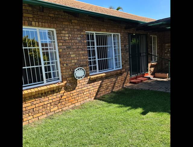 2 BEDROOM TOWNHOUSE RENTED IN MORELETA PARK